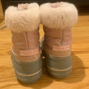 Toddler girl snow boots. LONDON FOG brand. Size 9.